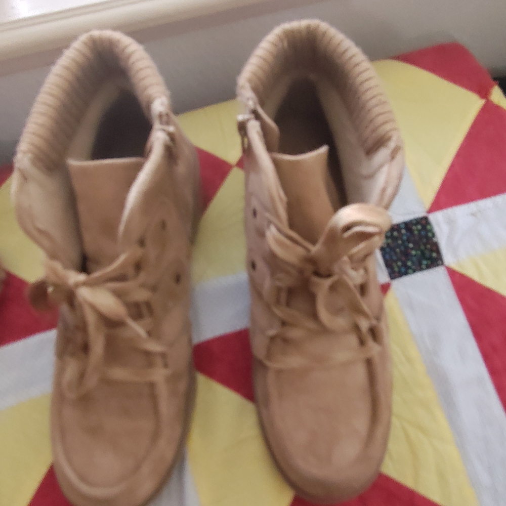 Brooks Women's Lace Up Tan Boots - Picture 5 of 10
